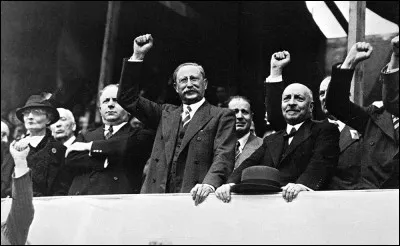 Complétez : "En France, le Front populaire a été au pouvoir durant...".