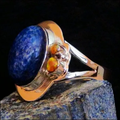 Quelles sont les couleurs que peut revêtir le lapis-lazuli ?