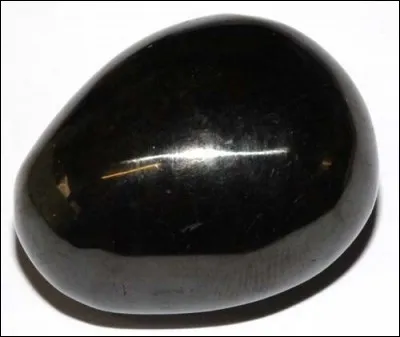 Quelles sont les couleurs possibles de la gemme nommée jais ?