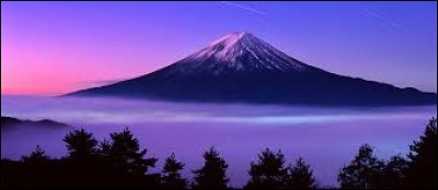 Dans quel pays est situé le mont Fuji (3 776 mètres), volcan toujours actif dont la dernière éruption a eu lieu en 107 ?