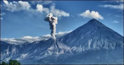 En 1902 au Guatemala, lors d'une éruption qui a duré une semaine, ce volcan a tué plus de 6 000 personnes. Quel est-il ?