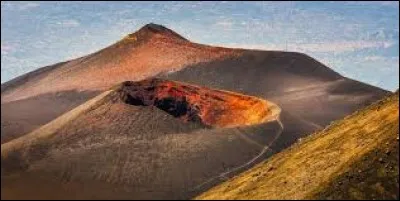 A quelle hauteur culmine l'Etna, situé en Sicile ?