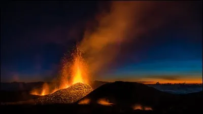 Le Piton de la Fournaise est l'un des volcans les plus actifs de la planète, avec, en moyenne, une éruption tous les 9 mois. Où est-il situé ?