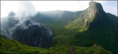 Le Kelud, culminant à 1 731 mètres d'altitude, est l'un des volcans les plus dangereux au monde. Il est situé en Indonésie, sur l'île de :