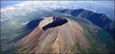 Quelle célèbre ville fut ensevelie sous les cendres lors de l'éruption du Vésuve en 79 ?