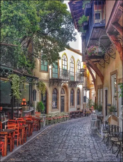 Xánthi est parmi les plus anciennes villes d'Europe. Elle a été construite vers l'an 109 avant J.-C. 
Où est-ce qu'elle se trouve ?