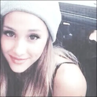 Quel est son pseudo Twitter ?