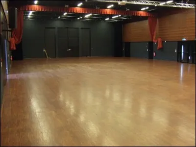 Comment s'appelle la salle des spectacles .