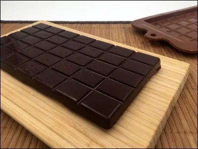 Comment se nomme la technique qui consiste à cristalliser le beurre de cacao afin de lisser les tablettes de chocolat de façon à y voir un reflet de soi sur la tablette ?