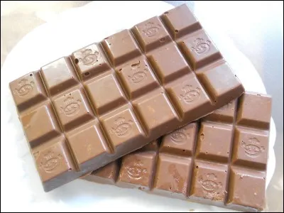 Selon les lois européennes, quel doit être le pourcentage minimum de cacao dans une tablette de chocolat au lait ?