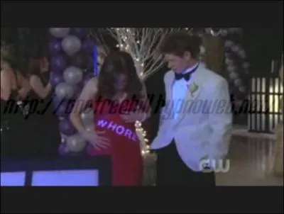 Qui a crit sur la robe de Brooke?