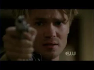 Sur qui Lucas braque-t-il son arme ?