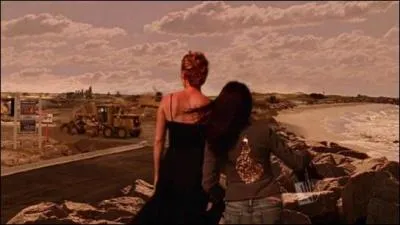 Que regardent Brooke et Haley ?