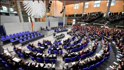 Partie 4 : politique. Combien y a-t-il de d&eacute;put&eacute;s &agrave; la Chambre des d&eacute;put&eacute;s de Berlin ?
