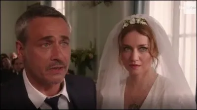 Le jour du mariage, sur quelle cheville Ada porte-t-elle un bandage ?