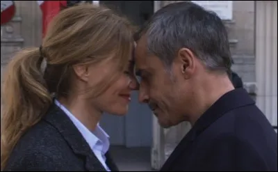 Après que Fred lui a passé la bague au doigt, Fred s'éloigne. Comment réagit Alice ?