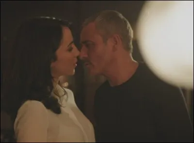 Lorsque Fred lui demande : "T'es qui toi en vrai ? " Léa répond :