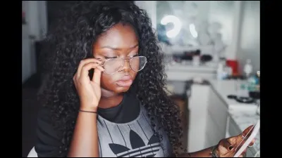 Quel jour de janvier 2013 a-t-elle fait sa première vidéo ?