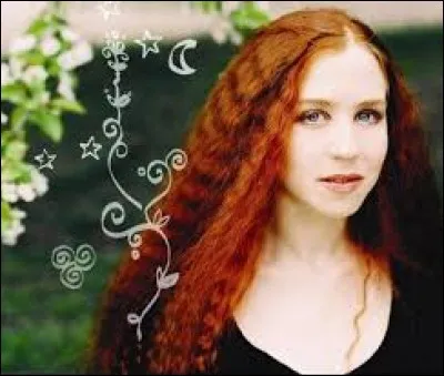 Cécile Corbel chante ''Entendez-vous'' dans son album ''La Fiancée'' sorti en 2014. De quel instrument s'accompagne-t-elle pendant qu'elle chante ?