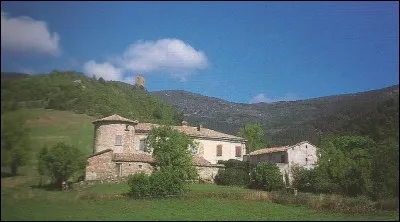 Dans quel département est situé ce château-ferme ?