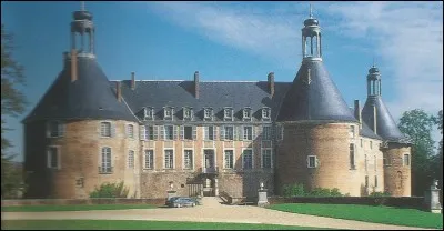Dans quelle commune est situé un château où on peut voir la tour du Trésor, la tour du Bégault et la tour de la Chapelle ?