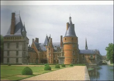 Dans quelle commune se trouve ce château dont la façade sur cour rappelle de façon surprenante l'aile Louis XII de Blois ?