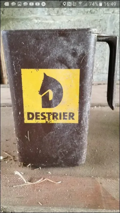 Combien de litres de granulés ce pot mesureur peut-il contenir ?