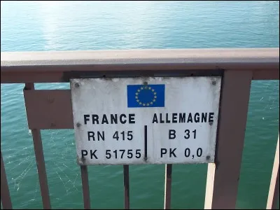 Cite le fleuve passant par la frontière franco-allemande.