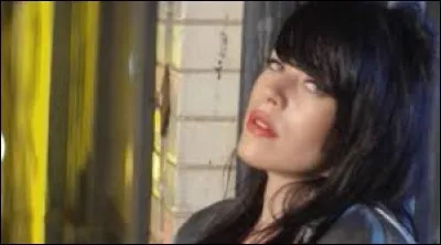 Elle a chanté ''Under'' en 2013 et elle porte le même nom qu'une actrice britannique qui a connu le succès dans ''Vacances romaines'', ''My Fair Lady''. C'est Alex -----------.