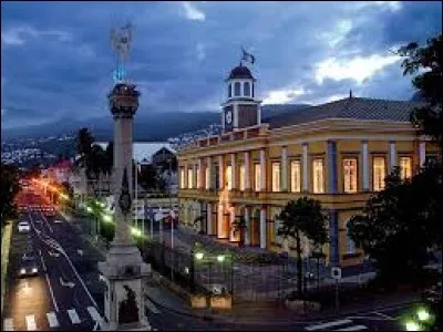 Une fois n'est pas coutume, nous partons loin de la métropole, où je vous emmène à la découverte de Saint-Denis. Commune vous l'avez compris, nous ne sommes pas en Seine-Saint-Denis mais dans le Département d'Outre-Mer de ...