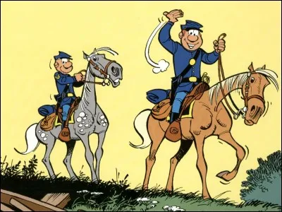 Comment s'appellent les deux personnages dans "Les tuniques bleues" ?