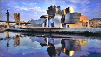 Bilbao est une ville portuaire industrielle du nord de l'...