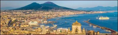 À proximité se trouve le Vésuve, volcan toujours en activité qui a détruit la ville romaine voisine de Pompéi. Où se trouve Naples ?