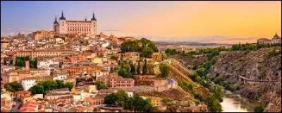 Tolède est une ville très ancienne située sur une colline surplombant les plaines de la communauté de Castille-La Manche. Où situez-vous cette ville ?