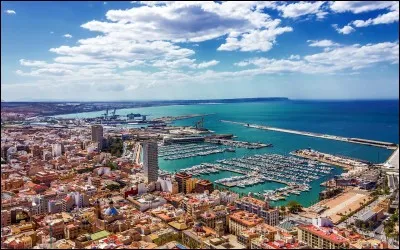 Alicante est une ville portuaire de la Costa Blanca se trouvant en :