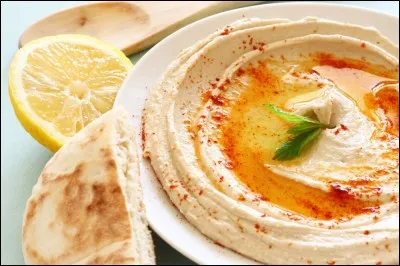 Le houmous, plat traditionnel du Proche-Orient, est une purée préparée à base de :