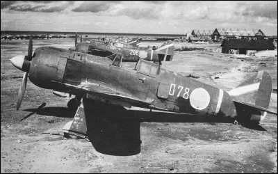 C'est le dernier chasseur japonais à entrer en service avant la fin de la guerre. 400 exemplaires ont été construits de février à août 1945. Les qualités de l'appareil n'ont pas eu d'effet face à la supériorité technique et numérique des américains. Quel est cet avion ?
