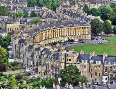 Bath est une ville située dans la campagne vallonnée du sud-ouest de/des :