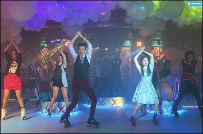 Qui chante ''Vives en Mí'' à la fête masquée ?