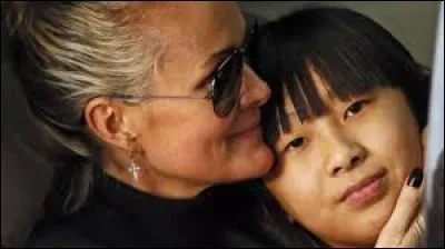 En quelle ann&eacute;e a-t-elle adopt&eacute; sa premi&egrave;re fille ?