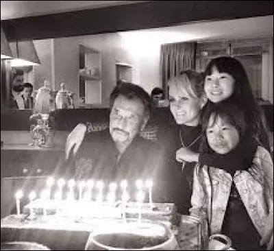 Elle a &eacute;t&eacute; mari&eacute;e avec Johnny pendant...