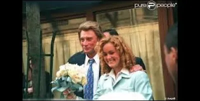 Quel &acirc;ge avait-elle lorsqu'elle s'est mari&eacute;e avec Johnny ?