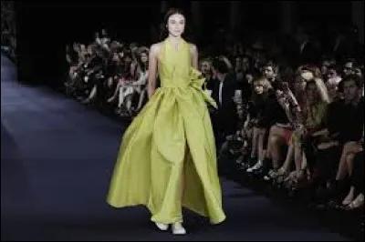 La "Paris Fashion Week" a lieu tout les six mois à Paris. Combien de temps cet événement consacré à la mode dure-t-il ?