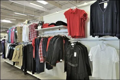 Quelle enseigne a pour slogan : "L'accent sur la mode. L'accent sur les prix." ?