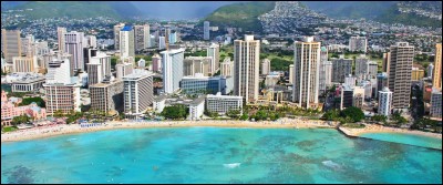 Située sur la côte sud de l'île d'Oahu, Honolulu est la capitale d'Hawaï. Elle se situe aux/en :
