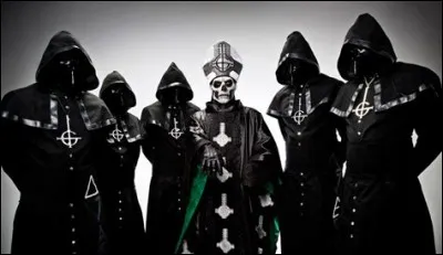 Dans le groupe Ghost, combien de formes de "Papa Emeretus" y a-t-il eu ?