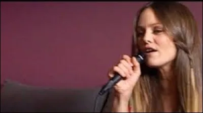 Vanessa Paradis maintenant ! 
Une fois au moins dans sa vie
De préférence la nuit
Sous la pluie, écouter Chet Baker
Au fond d'une...