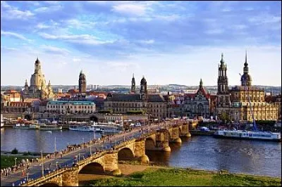 C'est la capitale de la Saxe : traversée par l'Elbe, c'est une ville au grand patrimoine architectural et artistique. Elle a connu de grands travaux de reconstruction après le terrible bombardement de février 1945. Quelle est cette ville ?