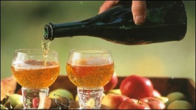Commençons par une des boissons phares : le cidre. Cet alcool (à consommer avec modération bien sûr) est fabriqué à partir de pommes. En France, trois régions se disputent le marché. Bien entendu il y a la Bretagne et la Normandie, mais quel est le numéro trois ?