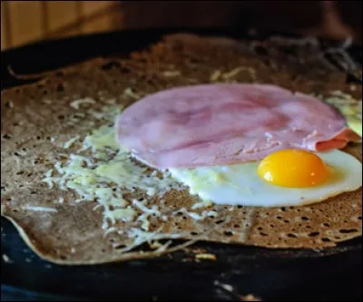 Et voici la cousine de la crêpe : la galette ! Faite avec du blé noir, elle se mange généralement en salé et est sans gluten. De nombreuses recettes existent pour la garnir mais une est plus connue que les autres, c'est la :